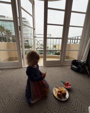 Cassidy Freeman Instagram - Shoutout to my incredible team who takes the work out of getting ready and lets me just sit there and chat with my bestie @edipattersonhi while my kid eats fries and watermelon on the floor 🙏🏼❤️
Style: @meinacio 
Makeup: @stephaniebbmakeup 
Hair: @eduardomendezhair 
Publicist: @bri_face_killa & @teamid 
Kid: @b.e.llsworth ❤️