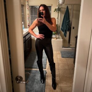 Cat Zingano Instagram - “The longer you stay on the wrong train, the more expensive it is to get home”

Quotes I needed to hear 🖤 incase you need to hear it too 😘