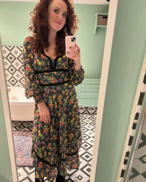 Catherine Bohart Instagram - Lol, no mystery who forgot to take photos in studio, had bubbles and then tried to do a photoshoot in her own bathroom at midnight….dressed for QI in @cocofennell painted by @themakeuplady and styled by @charlyclive I’ll obviously post loads when the ep is out but wow, the nicest time I’ve ever had on a tv show!