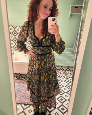 Catherine Bohart Instagram - Lol, no mystery who forgot to take photos in studio, had bubbles and then tried to do a photoshoot in her own bathroom at midnight….dressed for QI in @cocofennell painted by @themakeuplady and styled by @charlyclive I’ll obviously post loads when the ep is out but wow, the nicest time I’ve ever had on a tv show!