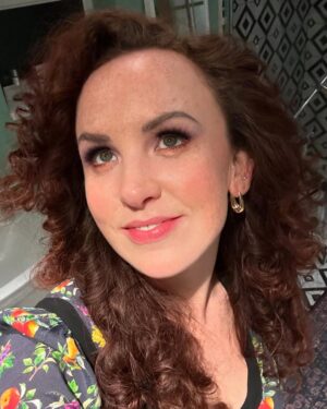 Catherine Bohart Instagram - Lol, no mystery who forgot to take photos in studio, had bubbles and then tried to do a photoshoot in her own bathroom at midnight….dressed for QI in @cocofennell painted by @themakeuplady and styled by @charlyclive I’ll obviously post loads when the ep is out but wow, the nicest time I’ve ever had on a tv show!