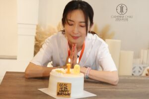 Catherine Chau Instagram - (記)•2025.03.15•
多謝家怡 @kayeechau 陪我哋渡過既開心又感動又窩心嘅十週年慶典🥹
•
十年了，有幸成為您嘅家應子，陪伴您走過高山低谷🥰您成日都話要成為我哋嘅驕傲，要大家為你而感到光榮，其實您已經做到了！繼續用作品說話🤍
•
十週年快樂！以後更多嘅十週年都會有我哋陪您！CCFC永遠做您最強後盾✨✨✨
No matter how the future is,
We‘ll got your back!!!
•

p.s.期待下次再聚！生日會定聖誕party好呢🤭

#我們的最佳女主角
#我愛周家怡
#我哋無跟錯大佬
#我是家應子我自豪
#條banner簡直係為整個慶典加持
#你哋話係咪先
#哎呀 #搞喊咗本尊添
#對不起 #請原諒我哋
#bethanksful #beblessed
#周家怡 #CatherineChau #ChauKaYee #家應子

Special Thanks場地提供： @nwisland_hkstudio