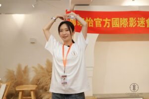 Catherine Chau Instagram - (記)•2025.03.15•
多謝家怡 @kayeechau 陪我哋渡過既開心又感動又窩心嘅十週年慶典🥹
•
十年了，有幸成為您嘅家應子，陪伴您走過高山低谷🥰您成日都話要成為我哋嘅驕傲，要大家為你而感到光榮，其實您已經做到了！繼續用作品說話🤍
•
十週年快樂！以後更多嘅十週年都會有我哋陪您！CCFC永遠做您最強後盾✨✨✨
No matter how the future is,
We‘ll got your back!!!
•

p.s.期待下次再聚！生日會定聖誕party好呢🤭

#我們的最佳女主角
#我愛周家怡
#我哋無跟錯大佬
#我是家應子我自豪
#條banner簡直係為整個慶典加持
#你哋話係咪先
#哎呀 #搞喊咗本尊添
#對不起 #請原諒我哋
#bethanksful #beblessed
#周家怡 #CatherineChau #ChauKaYee #家應子

Special Thanks場地提供： @nwisland_hkstudio