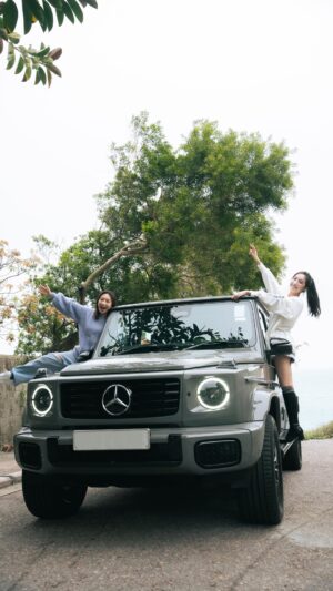 Catherine Chau Instagram - 今晚八點，恨駕 YouTube Channel有新片睇😙話說《恨駕女團》一向都係好奇寶寶👶🏻（所以想問大家，點解新車呔會有腳毛出現？🛞知道答案嘅朋友歡迎喺下面留言（呢個係冇獎問答遊戲）今次除咗揸靚車之外，仲陪同家怡一齊 #尋找T字的故事 今晚記得準時收睇喇🤣 @hedy_hoiyi @kayeechau

#周家怡 #恨駕女團 #海兒