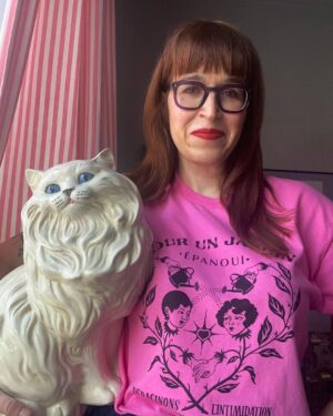 Catherine Ethier Instagram - La Journée du chandail rose n’a jamais résonné autant (as-tu vu comme il est beau? Près d’un chat en céramique, ENCORE PLUS 🩷). Si tu es témoin d’intimidation, de la remarque merdeuse de ton oncle à un•e collègue de travail que personne ne contredit jamais, en passant par cet inconnu•e qui a décidé de semer sa haine dans le métro, je t’en prie, dis quelque chose. Demande du renfort. Ta voix sauve des vies. Elle sauve beaucoup de cœurs, aussi. C’est dans la grande chorale de nos voix que le changement opère et surtout, qu’il demeure. Inexpugnable. 🏳️‍🌈🏳️‍⚧️♥️

#ensemblecontrelintimidation #Interligne #JournéeDuChandailRose