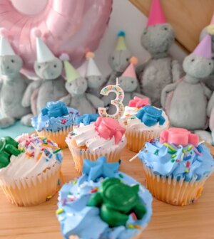 Catherine Francoeur Instagram - Petites parcelles de son 3e anniversaire - à sa demande, une fête tortue ! 🐢
J'ai vite réalisé que ça allait être un brin compliqué considérant que les seules décorations de fête existantes à l'effigie de tortues sont les Ninja Turtles 🫡 Mais j'ai quelques années derrière la cravate en DIY (🤫😂) et on a réussi à faire un décor coloré, pile à l'image de ses tortues préférées ! 
Son sourire témoigne beaucoup de son bonheur 🤭🩷