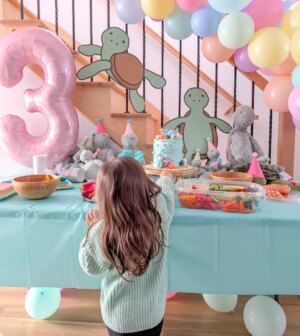 Catherine Francoeur Instagram - Petites parcelles de son 3e anniversaire - à sa demande, une fête tortue ! 🐢
J'ai vite réalisé que ça allait être un brin compliqué considérant que les seules décorations de fête existantes à l'effigie de tortues sont les Ninja Turtles 🫡 Mais j'ai quelques années derrière la cravate en DIY (🤫😂) et on a réussi à faire un décor coloré, pile à l'image de ses tortues préférées ! 
Son sourire témoigne beaucoup de son bonheur 🤭🩷
