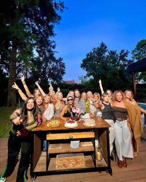 Catherine Fulop Instagram - La octavita de mis 60 jajaja!!! Que siga el baile 🥂🎂
Gracias Gracias Gracias a todos mis seres queridos
Y agradecimientos especiales a mi querida @adairehernandez por su entrega y sorprenderme con una hermosa serenata de la mano de los genios @alfredoviedoficial 
@marive___ 
@armoniabandoficial y mil gracias @alctransfers por traer a mis invitados.
@growlerstore.ar quien nos acompañó con toda la bebida.
Toda la familia de @malta58ccs 
Mi pana Martín que nos deleitó con sus tragos gracias 
@swizzologist gracias 
Toda la decoración de @cotioficial 
Mi hermanita @renatapatisserie 
Y acá les dejo lo que me escribieron mis amigas!!!! Algo de lo que yo soy 
Hoy, celebramos no solo tu cumpleaños, sino también todos los momentos que vivimos juntas. Cuando llegaste al colegio , la división de A y B , que liooooo , el primer grado , . Muchas de las que estamos acá nos convertimos casi en tu familia . Tu fiesta de40 te acordas ???? Éramos tan jóvenes !!!!! Las risas, las las conversaciones profundas, cada uno de los recuerdos que hemos acumulado a lo largo de todo este tiempo. Gracias por  ser la persona que sos , somos afortunadas de tenerte entre nosotras . Sos leal , sos cercana , sos pilas , sos sensible , sos amiga , sos compañera . Es escuchar en nuestra a Argentina una tonada venezolana un chama , un marica , una vaina , tequeños … y todo nos remite  a vos !!!! Te adoptamos Cathy !!!!… solo te deseamos felicidad !!!!
Se les quiere mi gente ♥️
