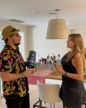 Catherine Fulop Instagram - La octavita de mis 60 jajaja!!! Que siga el baile 🥂🎂
Gracias Gracias Gracias a todos mis seres queridos
Y agradecimientos especiales a mi querida @adairehernandez por su entrega y sorprenderme con una hermosa serenata de la mano de los genios @alfredoviedoficial 
@marive___ 
@armoniabandoficial y mil gracias @alctransfers por traer a mis invitados.
@growlerstore.ar quien nos acompañó con toda la bebida.
Toda la familia de @malta58ccs 
Mi pana Martín que nos deleitó con sus tragos gracias 
@swizzologist gracias 
Toda la decoración de @cotioficial 
Mi hermanita @renatapatisserie 
Y acá les dejo lo que me escribieron mis amigas!!!! Algo de lo que yo soy 
Hoy, celebramos no solo tu cumpleaños, sino también todos los momentos que vivimos juntas. Cuando llegaste al colegio , la división de A y B , que liooooo , el primer grado , . Muchas de las que estamos acá nos convertimos casi en tu familia . Tu fiesta de40 te acordas ???? Éramos tan jóvenes !!!!! Las risas, las las conversaciones profundas, cada uno de los recuerdos que hemos acumulado a lo largo de todo este tiempo. Gracias por  ser la persona que sos , somos afortunadas de tenerte entre nosotras . Sos leal , sos cercana , sos pilas , sos sensible , sos amiga , sos compañera . Es escuchar en nuestra a Argentina una tonada venezolana un chama , un marica , una vaina , tequeños … y todo nos remite  a vos !!!! Te adoptamos Cathy !!!!… solo te deseamos felicidad !!!!
Se les quiere mi gente ♥️