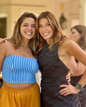 Catherine Fulop Instagram - La octavita de mis 60 jajaja!!! Que siga el baile 🥂🎂
Gracias Gracias Gracias a todos mis seres queridos
Y agradecimientos especiales a mi querida @adairehernandez por su entrega y sorprenderme con una hermosa serenata de la mano de los genios @alfredoviedoficial 
@marive___ 
@armoniabandoficial y mil gracias @alctransfers por traer a mis invitados.
@growlerstore.ar quien nos acompañó con toda la bebida.
Toda la familia de @malta58ccs 
Mi pana Martín que nos deleitó con sus tragos gracias 
@swizzologist gracias 
Toda la decoración de @cotioficial 
Mi hermanita @renatapatisserie 
Y acá les dejo lo que me escribieron mis amigas!!!! Algo de lo que yo soy 
Hoy, celebramos no solo tu cumpleaños, sino también todos los momentos que vivimos juntas. Cuando llegaste al colegio , la división de A y B , que liooooo , el primer grado , . Muchas de las que estamos acá nos convertimos casi en tu familia . Tu fiesta de40 te acordas ???? Éramos tan jóvenes !!!!! Las risas, las las conversaciones profundas, cada uno de los recuerdos que hemos acumulado a lo largo de todo este tiempo. Gracias por  ser la persona que sos , somos afortunadas de tenerte entre nosotras . Sos leal , sos cercana , sos pilas , sos sensible , sos amiga , sos compañera . Es escuchar en nuestra a Argentina una tonada venezolana un chama , un marica , una vaina , tequeños … y todo nos remite  a vos !!!! Te adoptamos Cathy !!!!… solo te deseamos felicidad !!!!
Se les quiere mi gente ♥️