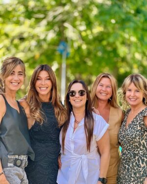 Catherine Fulop Instagram - La octavita de mis 60 jajaja!!! Que siga el baile 🥂🎂
Gracias Gracias Gracias a todos mis seres queridos
Y agradecimientos especiales a mi querida @adairehernandez por su entrega y sorprenderme con una hermosa serenata de la mano de los genios @alfredoviedoficial 
@marive___ 
@armoniabandoficial y mil gracias @alctransfers por traer a mis invitados.
@growlerstore.ar quien nos acompañó con toda la bebida.
Toda la familia de @malta58ccs 
Mi pana Martín que nos deleitó con sus tragos gracias 
@swizzologist gracias 
Toda la decoración de @cotioficial 
Mi hermanita @renatapatisserie 
Y acá les dejo lo que me escribieron mis amigas!!!! Algo de lo que yo soy 
Hoy, celebramos no solo tu cumpleaños, sino también todos los momentos que vivimos juntas. Cuando llegaste al colegio , la división de A y B , que liooooo , el primer grado , . Muchas de las que estamos acá nos convertimos casi en tu familia . Tu fiesta de40 te acordas ???? Éramos tan jóvenes !!!!! Las risas, las las conversaciones profundas, cada uno de los recuerdos que hemos acumulado a lo largo de todo este tiempo. Gracias por  ser la persona que sos , somos afortunadas de tenerte entre nosotras . Sos leal , sos cercana , sos pilas , sos sensible , sos amiga , sos compañera . Es escuchar en nuestra a Argentina una tonada venezolana un chama , un marica , una vaina , tequeños … y todo nos remite  a vos !!!! Te adoptamos Cathy !!!!… solo te deseamos felicidad !!!!
Se les quiere mi gente ♥️