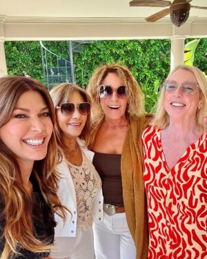 Catherine Fulop Instagram - La octavita de mis 60 jajaja!!! Que siga el baile 🥂🎂
Gracias Gracias Gracias a todos mis seres queridos
Y agradecimientos especiales a mi querida @adairehernandez por su entrega y sorprenderme con una hermosa serenata de la mano de los genios @alfredoviedoficial 
@marive___ 
@armoniabandoficial y mil gracias @alctransfers por traer a mis invitados.
@growlerstore.ar quien nos acompañó con toda la bebida.
Toda la familia de @malta58ccs 
Mi pana Martín que nos deleitó con sus tragos gracias 
@swizzologist gracias 
Toda la decoración de @cotioficial 
Mi hermanita @renatapatisserie 
Y acá les dejo lo que me escribieron mis amigas!!!! Algo de lo que yo soy 
Hoy, celebramos no solo tu cumpleaños, sino también todos los momentos que vivimos juntas. Cuando llegaste al colegio , la división de A y B , que liooooo , el primer grado , . Muchas de las que estamos acá nos convertimos casi en tu familia . Tu fiesta de40 te acordas ???? Éramos tan jóvenes !!!!! Las risas, las las conversaciones profundas, cada uno de los recuerdos que hemos acumulado a lo largo de todo este tiempo. Gracias por  ser la persona que sos , somos afortunadas de tenerte entre nosotras . Sos leal , sos cercana , sos pilas , sos sensible , sos amiga , sos compañera . Es escuchar en nuestra a Argentina una tonada venezolana un chama , un marica , una vaina , tequeños … y todo nos remite  a vos !!!! Te adoptamos Cathy !!!!… solo te deseamos felicidad !!!!
Se les quiere mi gente ♥️