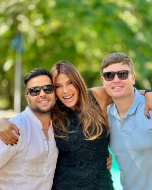 Catherine Fulop Instagram - La octavita de mis 60 jajaja!!! Que siga el baile 🥂🎂
Gracias Gracias Gracias a todos mis seres queridos
Y agradecimientos especiales a mi querida @adairehernandez por su entrega y sorprenderme con una hermosa serenata de la mano de los genios @alfredoviedoficial 
@marive___ 
@armoniabandoficial y mil gracias @alctransfers por traer a mis invitados.
@growlerstore.ar quien nos acompañó con toda la bebida.
Toda la familia de @malta58ccs 
Mi pana Martín que nos deleitó con sus tragos gracias 
@swizzologist gracias 
Toda la decoración de @cotioficial 
Mi hermanita @renatapatisserie 
Y acá les dejo lo que me escribieron mis amigas!!!! Algo de lo que yo soy 
Hoy, celebramos no solo tu cumpleaños, sino también todos los momentos que vivimos juntas. Cuando llegaste al colegio , la división de A y B , que liooooo , el primer grado , . Muchas de las que estamos acá nos convertimos casi en tu familia . Tu fiesta de40 te acordas ???? Éramos tan jóvenes !!!!! Las risas, las las conversaciones profundas, cada uno de los recuerdos que hemos acumulado a lo largo de todo este tiempo. Gracias por  ser la persona que sos , somos afortunadas de tenerte entre nosotras . Sos leal , sos cercana , sos pilas , sos sensible , sos amiga , sos compañera . Es escuchar en nuestra a Argentina una tonada venezolana un chama , un marica , una vaina , tequeños … y todo nos remite  a vos !!!! Te adoptamos Cathy !!!!… solo te deseamos felicidad !!!!
Se les quiere mi gente ♥️