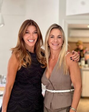 Catherine Fulop Instagram - La octavita de mis 60 jajaja!!! Que siga el baile 🥂🎂
Gracias Gracias Gracias a todos mis seres queridos
Y agradecimientos especiales a mi querida @adairehernandez por su entrega y sorprenderme con una hermosa serenata de la mano de los genios @alfredoviedoficial 
@marive___ 
@armoniabandoficial y mil gracias @alctransfers por traer a mis invitados.
@growlerstore.ar quien nos acompañó con toda la bebida.
Toda la familia de @malta58ccs 
Mi pana Martín que nos deleitó con sus tragos gracias 
@swizzologist gracias 
Toda la decoración de @cotioficial 
Mi hermanita @renatapatisserie 
Y acá les dejo lo que me escribieron mis amigas!!!! Algo de lo que yo soy 
Hoy, celebramos no solo tu cumpleaños, sino también todos los momentos que vivimos juntas. Cuando llegaste al colegio , la división de A y B , que liooooo , el primer grado , . Muchas de las que estamos acá nos convertimos casi en tu familia . Tu fiesta de40 te acordas ???? Éramos tan jóvenes !!!!! Las risas, las las conversaciones profundas, cada uno de los recuerdos que hemos acumulado a lo largo de todo este tiempo. Gracias por  ser la persona que sos , somos afortunadas de tenerte entre nosotras . Sos leal , sos cercana , sos pilas , sos sensible , sos amiga , sos compañera . Es escuchar en nuestra a Argentina una tonada venezolana un chama , un marica , una vaina , tequeños … y todo nos remite  a vos !!!! Te adoptamos Cathy !!!!… solo te deseamos felicidad !!!!
Se les quiere mi gente ♥️
