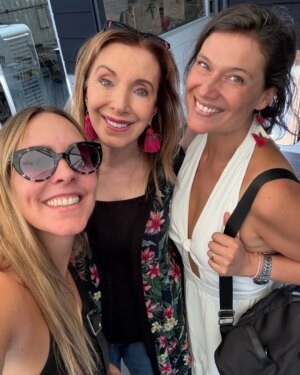 Catherine Mazoyer Instagram - Las amo amigas lindas @silvianovak @malyjorquiera 
Al infinito y más allá ❤️