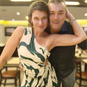 Catherine Mazoyer Instagram - Feliz día de San Valentín!
Te amo @raul_ars2 
Nos embarcamos en una aventura difícil Pero hermosa. Somos la punta del iceberg. Pero con toda la locura familiar y todas nuestras diferencias, te elegiría mil veces. Eres mi compañero hasta el fin ❤️