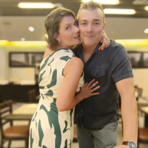 Catherine Mazoyer Instagram - Feliz día de San Valentín!
Te amo @raul_ars2 
Nos embarcamos en una aventura difícil Pero hermosa. Somos la punta del iceberg. Pero con toda la locura familiar y todas nuestras diferencias, te elegiría mil veces. Eres mi compañero hasta el fin ❤️