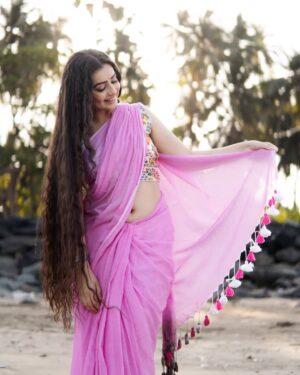 Chahat Pandey Instagram - 💝 “Happiness is Wearing Saree.🥰

#selflove #shoot #ChahatPandey 
#Chahat #saree #lovetowearsaree