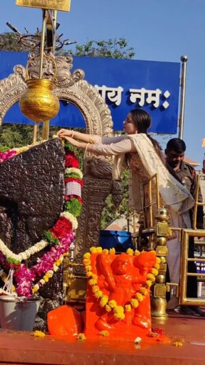 Chahat Pandey Instagram - ❤️ सूर्यपुत्र शनिदेव 🙏
 shani shingnapur pahuchne ka sobhagya prapt hua ❤️🙏

#feelingblessed🙏 
#jaishanidev🙏