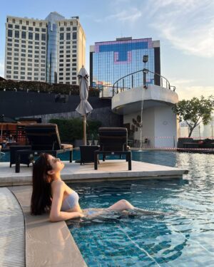 Chanidapa Pongsilpipat Instagram - มีนาแล้วไง สู้มีเราได้ป่าว 😌 #ว่ายน้ำคนเดียว #MigsSwimwear