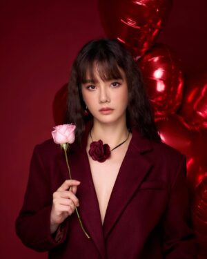 Chanidapa Pongsilpipat Instagram - Will you be my Valentine? 🌹#valentine2025
🎈: @balloonglam.bkk 
📷 : @lovemoonphoto
