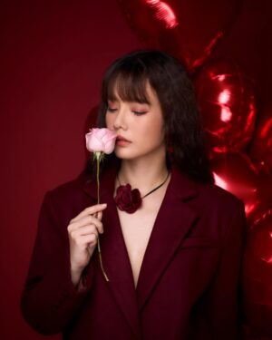 Chanidapa Pongsilpipat Instagram - Will you be my Valentine? 🌹#valentine2025
🎈: @balloonglam.bkk 
📷 : @lovemoonphoto