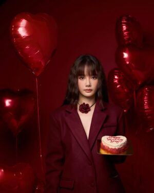 Chanidapa Pongsilpipat Instagram - Will you be my Valentine? 🌹#valentine2025
🎈: @balloonglam.bkk 
📷 : @lovemoonphoto