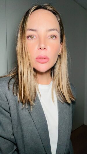 Chantal Baudaux Instagram - Un #grwm básico si entiendo me perfecta 🙏🏻 agradecida con otro día más de vida