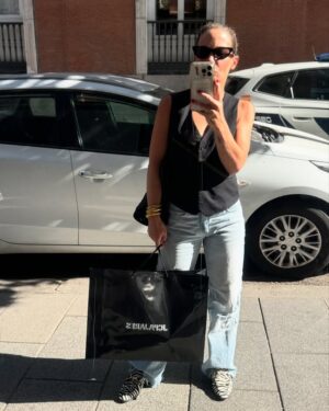 Chantal Baudaux Instagram - La primera foto es el reflejo de mi hoy , las siguientes son reflejos de este último año y medio y la última es el reflejo de mi corazón ♥️ y la primera que nos tomamos juntos en este espejo .