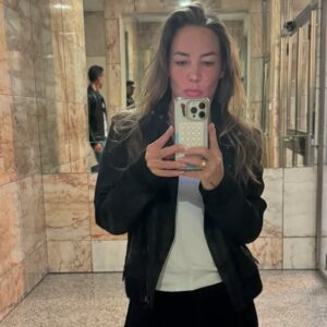 Chantal Baudaux Instagram - Siendo siempre una Jeva comunicativa crecí con la necesidad constante de decir.

Siendo una persona no reactiva crecí con el “le hubiera dicho” en la cabeza y con todo aquello que debió decirse y no se dijo.
Últimamente llegue al nivel donde ya no necesito decir nada a nadie porque deba.

Solo digo cuando quiero y ese silencio dejó de ser una debilidad y se convirtió en un poder.

Porque el silencio deja espacio al corazón para sentir y a la cabeza tiempo para pensar en calma. 
Muchas veces un silencio te grita más que miles de palabras…