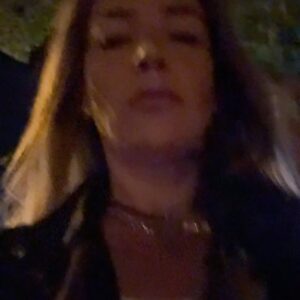 Chantal Baudaux Instagram - Siendo siempre una Jeva comunicativa crecí con la necesidad constante de decir.

Siendo una persona no reactiva crecí con el “le hubiera dicho” en la cabeza y con todo aquello que debió decirse y no se dijo.
Últimamente llegue al nivel donde ya no necesito decir nada a nadie porque deba.

Solo digo cuando quiero y ese silencio dejó de ser una debilidad y se convirtió en un poder.

Porque el silencio deja espacio al corazón para sentir y a la cabeza tiempo para pensar en calma. 
Muchas veces un silencio te grita más que miles de palabras…