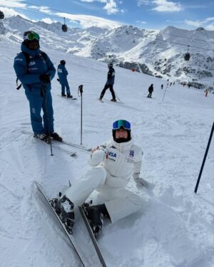 Charlotte Bobb Instagram - @kappa_sport vous avez su créer une team INCROYABLE pour ce séjour à Courchevel 🤌🏼❄️ on retiendra quand même la beauté des ensembles de ski qu’on a eu, les chutes sur les pistes et les fous rires 😭 encore merci @kappa pour l’invitation 🖤