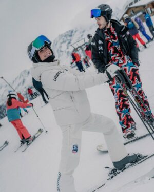 Charlotte Bobb Instagram - @kappa_sport vous avez su créer une team INCROYABLE pour ce séjour à Courchevel 🤌🏼❄️ on retiendra quand même la beauté des ensembles de ski qu’on a eu, les chutes sur les pistes et les fous rires 😭 encore merci @kappa pour l’invitation 🖤