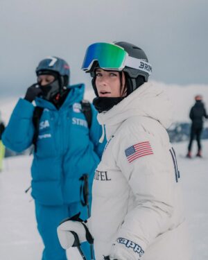 Charlotte Bobb Instagram - @kappa_sport vous avez su créer une team INCROYABLE pour ce séjour à Courchevel 🤌🏼❄️ on retiendra quand même la beauté des ensembles de ski qu’on a eu, les chutes sur les pistes et les fous rires 😭 encore merci @kappa pour l’invitation 🖤