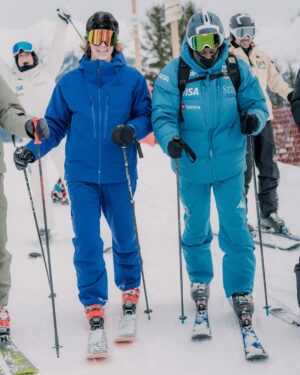 Charlotte Bobb Instagram - @kappa_sport vous avez su créer une team INCROYABLE pour ce séjour à Courchevel 🤌🏼❄️ on retiendra quand même la beauté des ensembles de ski qu’on a eu, les chutes sur les pistes et les fous rires 😭 encore merci @kappa pour l’invitation 🖤