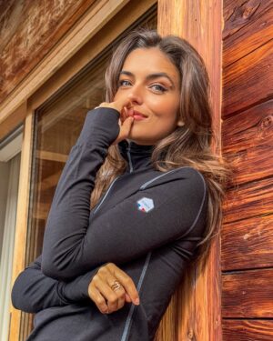 Charlotte Lemay Instagram - Ce n’est pas une collaboration rémunérée, juste une marque qui mérite d’être mise en avant : @ogarun_sport_outdoor.

Le made in France dans la mode est devenu presque introuvable. Pourtant, certaines marques continuent de prouver que c’est possible.

Ogarun, c’est du vêtement technique, performant et durable, fabriqué en grande partie en France avec des matières naturelles comme la laine mérinos. L’ensemble que je porte ici, pensé pour l’outdoor, est ultra confortable, respirant et conçu pour durer.

Moins, mais mieux. Et surtout, local. 💙🤍❤️

#MadeInFrance #Ogarun #ModeResponsable