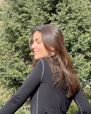 Charlotte Lemay Instagram - Ce n’est pas une collaboration rémunérée, juste une marque qui mérite d’être mise en avant : @ogarun_sport_outdoor.

Le made in France dans la mode est devenu presque introuvable. Pourtant, certaines marques continuent de prouver que c’est possible.

Ogarun, c’est du vêtement technique, performant et durable, fabriqué en grande partie en France avec des matières naturelles comme la laine mérinos. L’ensemble que je porte ici, pensé pour l’outdoor, est ultra confortable, respirant et conçu pour durer.

Moins, mais mieux. Et surtout, local. 💙🤍❤️

#MadeInFrance #Ogarun #ModeResponsable