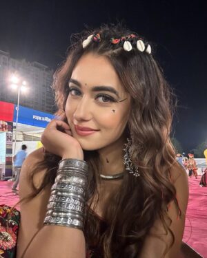 Charvi Tanya Dutta Instagram - Garba is like life. Sometimes it’s nice and slow. But sometimes it’s so fast you can barely keep up even if you’re a pro. 
Read this somewhere and I think it makes complete sense ❤️❤️❤️
#garbanight #garbalover #garbadance