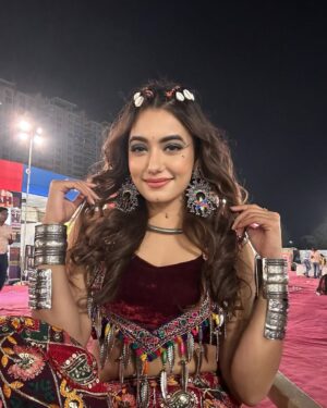 Charvi Tanya Dutta Instagram - Garba is like life. Sometimes it’s nice and slow. But sometimes it’s so fast you can barely keep up even if you’re a pro. 
Read this somewhere and I think it makes complete sense ❤️❤️❤️
#garbanight #garbalover #garbadance