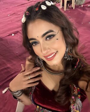 Charvi Tanya Dutta Instagram - Garba is like life. Sometimes it’s nice and slow. But sometimes it’s so fast you can barely keep up even if you’re a pro. 
Read this somewhere and I think it makes complete sense ❤️❤️❤️
#garbanight #garbalover #garbadance