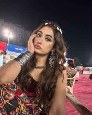 Charvi Tanya Dutta Instagram - Garba is like life. Sometimes it’s nice and slow. But sometimes it’s so fast you can barely keep up even if you’re a pro. 
Read this somewhere and I think it makes complete sense ❤️❤️❤️
#garbanight #garbalover #garbadance