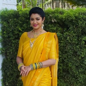 Chaya Singh Instagram - Wrapped in sunshine 💛💛💛 

#sareelove #traditionallook #weekendvibes