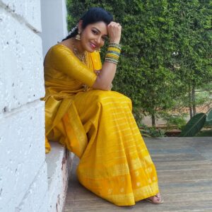 Chaya Singh Instagram - Wrapped in sunshine 💛💛💛 

#sareelove #traditionallook #weekendvibes