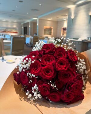 Chen Xiuhuan Instagram - 情人节快乐！🌹♥️
Wishing you a beautiful day filled with love. 
Happy Valentine’s Day! ❤️

其实这些年来，情人节我们只是一起吃顿简单的饭。对我来说，简单的陪伴就是最长情的告白❤️ 平凡的一餐，一起度过的时光，就是最美好的浪漫。✨ 

#简单也是幸福 
#平凡中的浪漫 
#valentineday 
#happyvalentinesday 
#love
#celebratelove 
#情人節快樂
#愛
#陈秀环
#chenxiuhuan