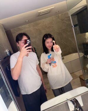 Cheryl Yang Instagram - 無論白天再怎麼各自東奔西跑忙
睡前我們還是會一起用刷牙這個儀式做ending 
劃重點～～一起！一起！一起！

一起刷牙一起漱口一起芳香
把每天最後一個清香的微笑送給最愛的人😄
（其實早上也是一樣😙）

#靠Zenyum維護我的微笑
#我真的很愛這個電動牙刷
#好用到已經是逢人必推
#隱形牙套服務有專業醫生合作
#免費線上評估
@zenyum.tw