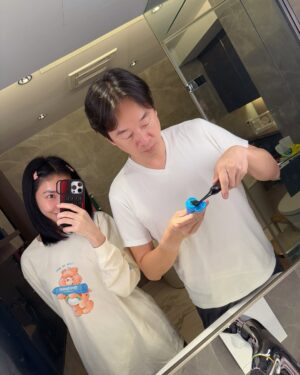 Cheryl Yang Instagram - 無論白天再怎麼各自東奔西跑忙
睡前我們還是會一起用刷牙這個儀式做ending 
劃重點～～一起！一起！一起！

一起刷牙一起漱口一起芳香
把每天最後一個清香的微笑送給最愛的人😄
（其實早上也是一樣😙）

#靠Zenyum維護我的微笑
#我真的很愛這個電動牙刷
#好用到已經是逢人必推
#隱形牙套服務有專業醫生合作
#免費線上評估
@zenyum.tw