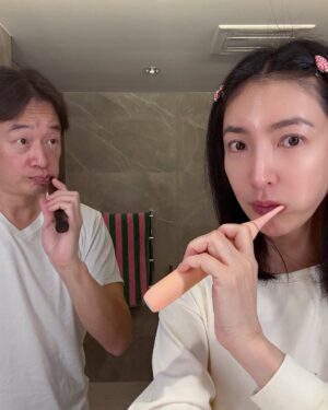 Cheryl Yang Instagram - 無論白天再怎麼各自東奔西跑忙
睡前我們還是會一起用刷牙這個儀式做ending 
劃重點～～一起！一起！一起！

一起刷牙一起漱口一起芳香
把每天最後一個清香的微笑送給最愛的人😄
（其實早上也是一樣😙）

#靠Zenyum維護我的微笑
#我真的很愛這個電動牙刷
#好用到已經是逢人必推
#隱形牙套服務有專業醫生合作
#免費線上評估
@zenyum.tw