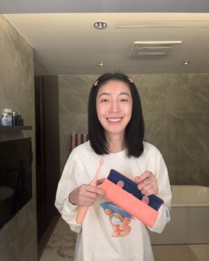 Cheryl Yang Instagram - 無論白天再怎麼各自東奔西跑忙
睡前我們還是會一起用刷牙這個儀式做ending 
劃重點～～一起！一起！一起！

一起刷牙一起漱口一起芳香
把每天最後一個清香的微笑送給最愛的人😄
（其實早上也是一樣😙）

#靠Zenyum維護我的微笑
#我真的很愛這個電動牙刷
#好用到已經是逢人必推
#隱形牙套服務有專業醫生合作
#免費線上評估
@zenyum.tw