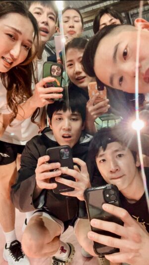 Chia-Chen Hsieh Instagram - 所以是誰啦🤣🤣🤣

這也算一種另類合照對吧😎
說好這是娛樂效果！
不准走心喔😂

⚠️但你們有遇過這樣的人嗎😗

#fyp #volleyball #volleyballplayer #volleyballgirls #haikyuu #排球 #排球小劇場