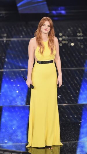 Chiara Galiazzo Instagram - Esattamente dieci anni fa aprivo il Festival di Sanremo con un vestito giallo limone e dei capelli molto arancioni.
In questi dieci anni il mondo è cambiato e anche molto, ma Straordinario è una canzone amata anche da chi in quel periodo non era ancora nato, e io sono ancora qui con il mio amore per la musica, che col passare del tempo è diventato ancora più forte e puro, perché ho capito che probabilmente più combatti per difendere una cosa, e più la ami 🐥💛
Buon Festival di #Sanremo a tutti ✨